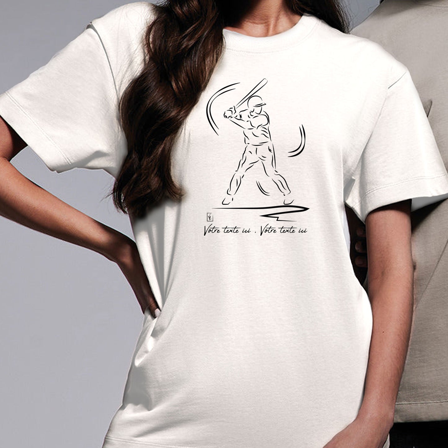 Graphisme Baseball sur t-shirt blanc 100% coton Bio épais 220gr/m² unisexe à personnaliser avec un texte. Création Virginie Linard ©.