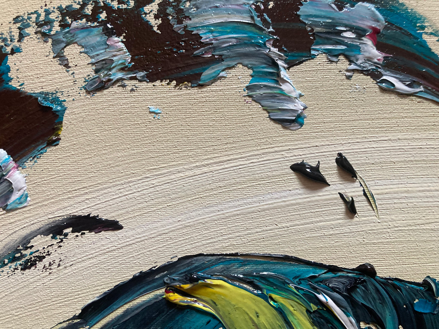 Tableau d'une scène de corrida avec un toréro turquoise et un taureau qui fonce sur la cape rose et jaune, peinture sur toile de 55x46cm du peintre Virginie Linard © détail5