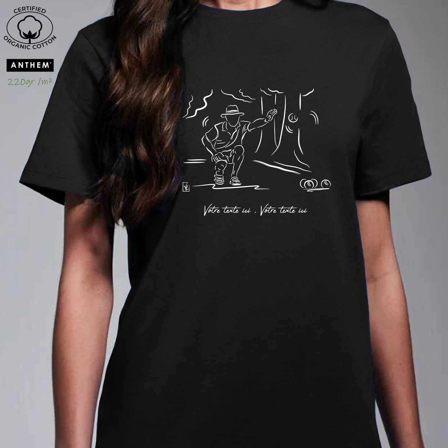 Photo de face : T-shirt bio pétanque village provençal personnalisable noir.