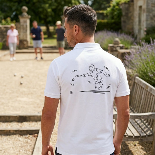 Polo pétanque homme blanc personnalisé (texte/prénom/club). Idée cadeau pétanqueur, dessin "13 à 0" au dos. Création Virginie Linard©