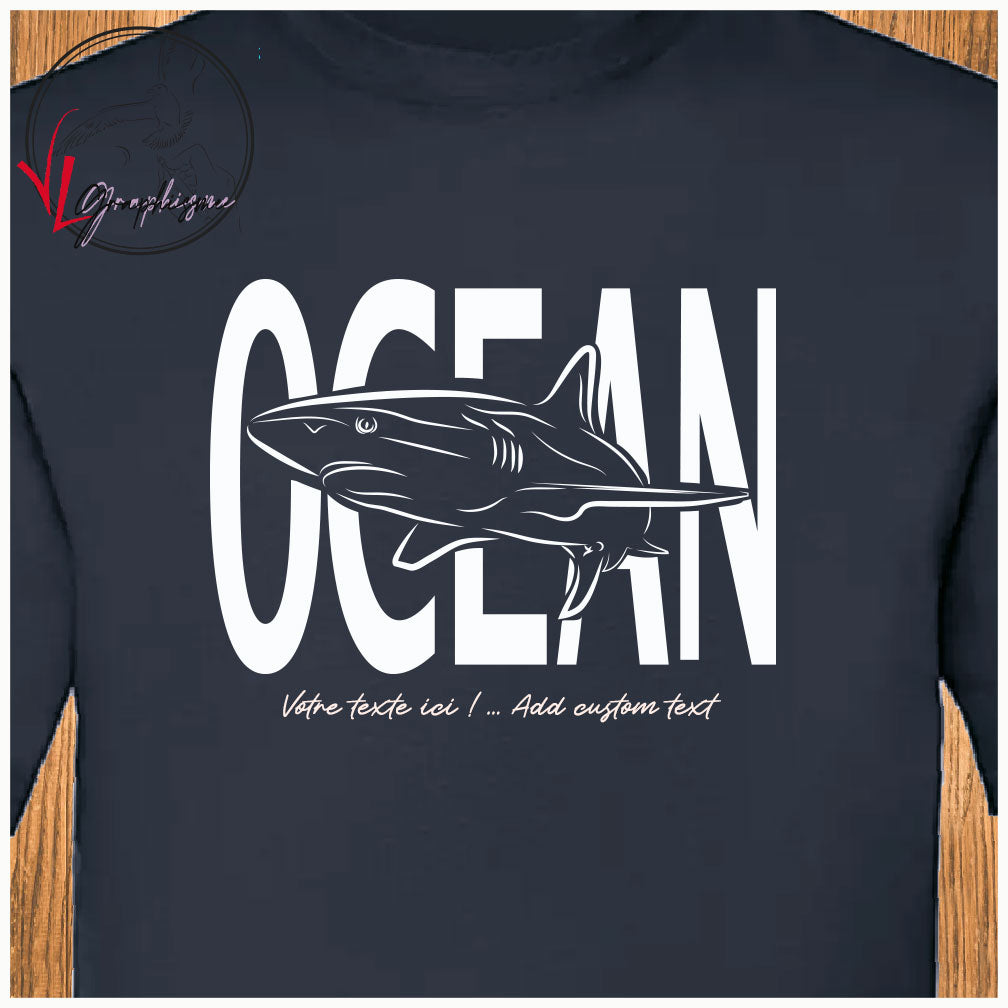 T-shirt bleu avec graphisme d'un grand requin texte océan