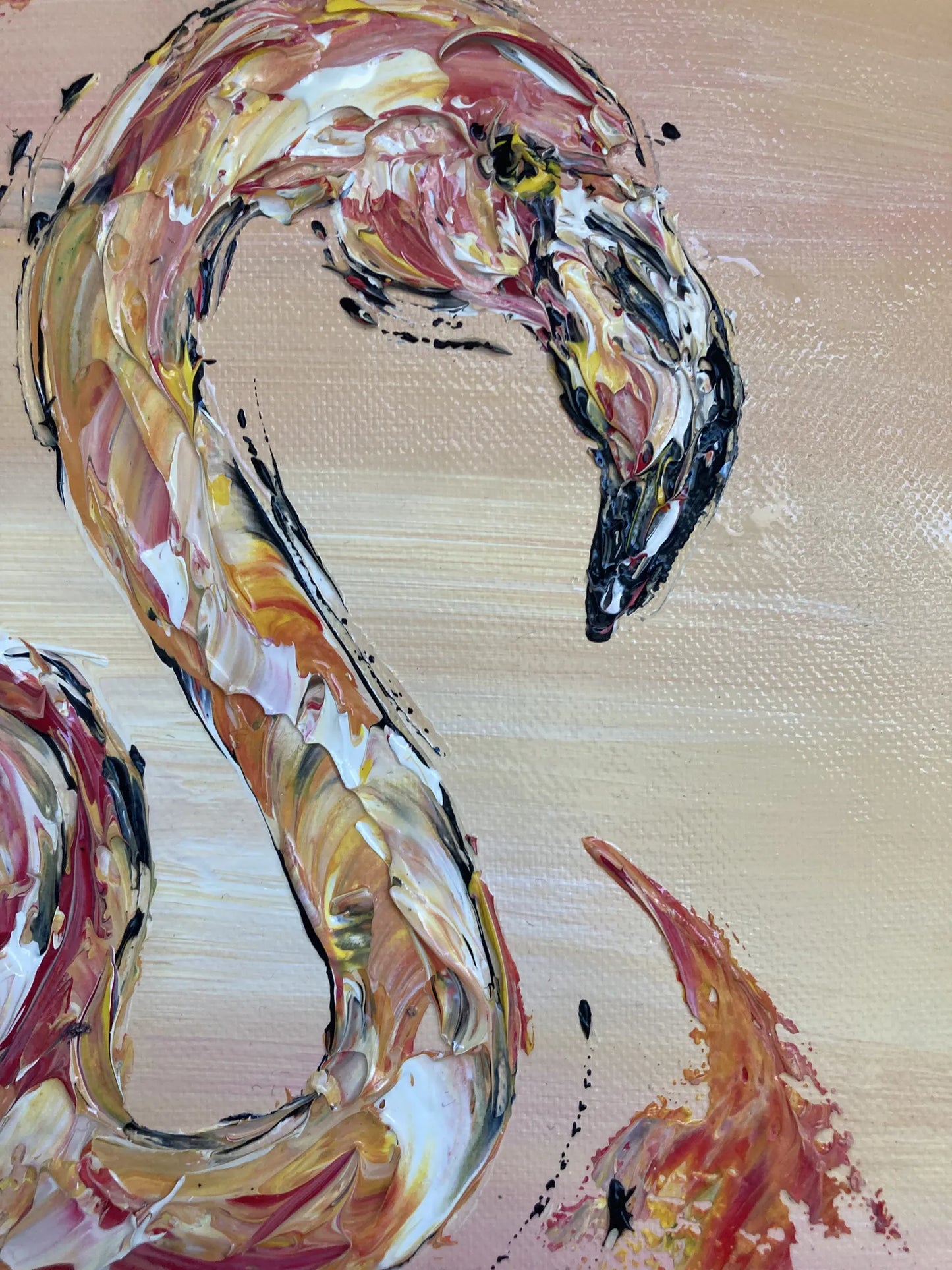 Tableau , peinture sur toile. Flamant rose sur fond rose blanc et jaune, style art déco. Format 40x40cm. Détail tête. Peintre Virginie Linard.