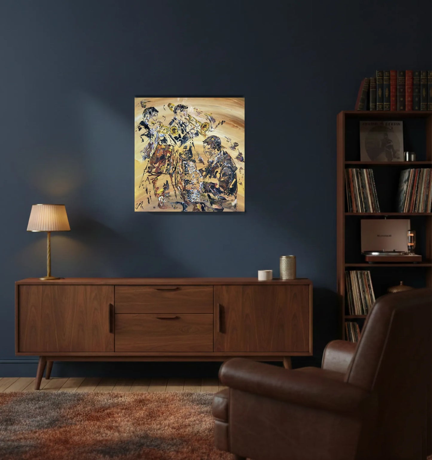 Grand tableau de jazz carré exposé dans un salon élégant au-dessus d'une commode. Décoration murale chaleureuse tons terre.