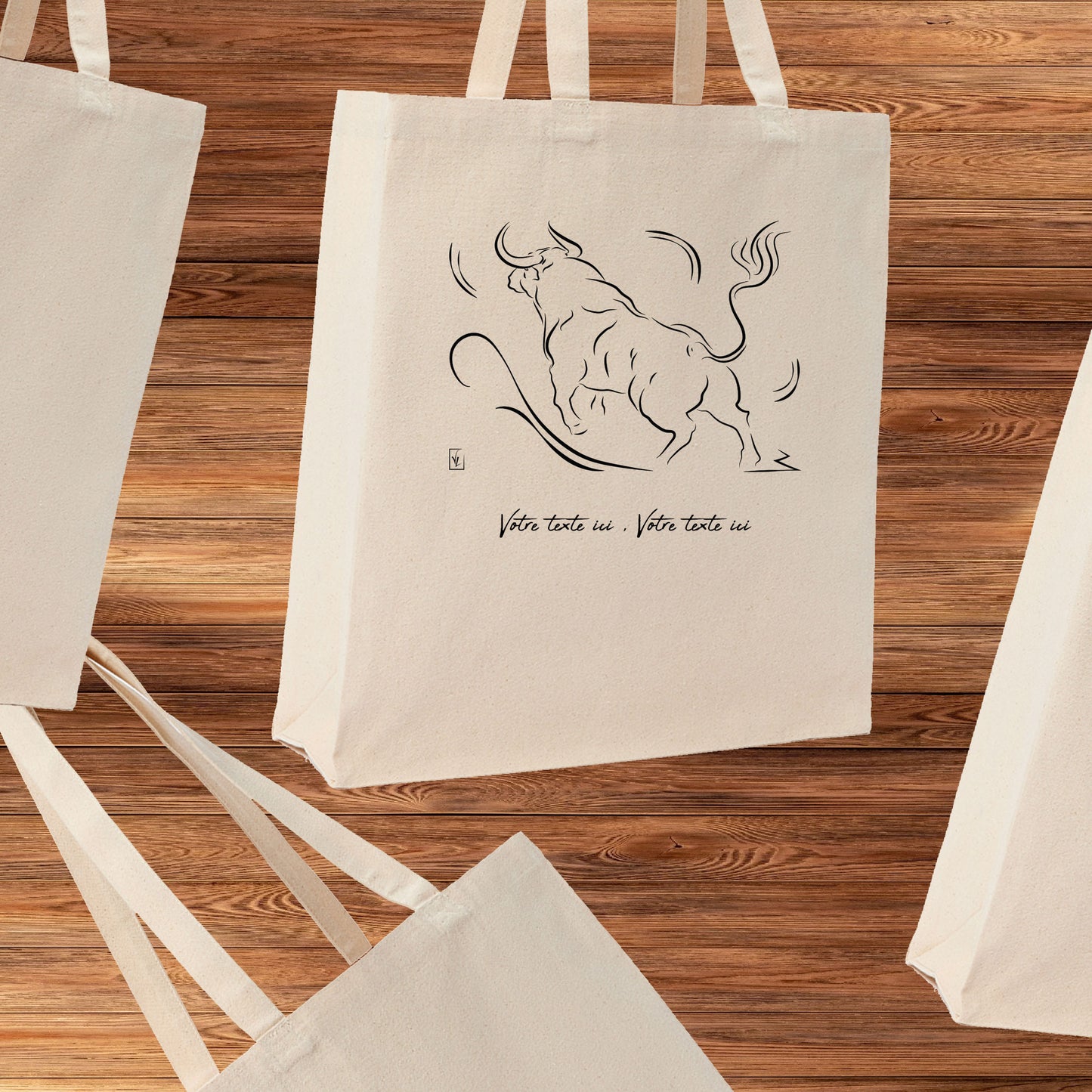Taureaux Camargue Corrida Tauromachie, graphisme sur sac tote-bag 21 litres beige, à personnaliser avec un texte. Création Virginie Linard ©.