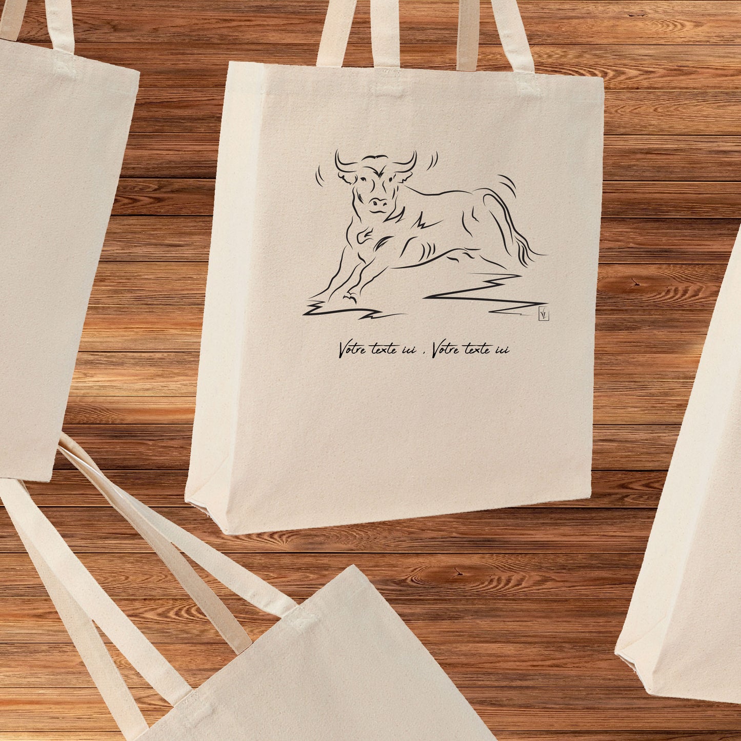 Taureau Camargue Corrida Tauromachie, graphisme sur sac tote-bag 21 litres beige, à personnaliser avec un texte. Création Virginie Linard ©.