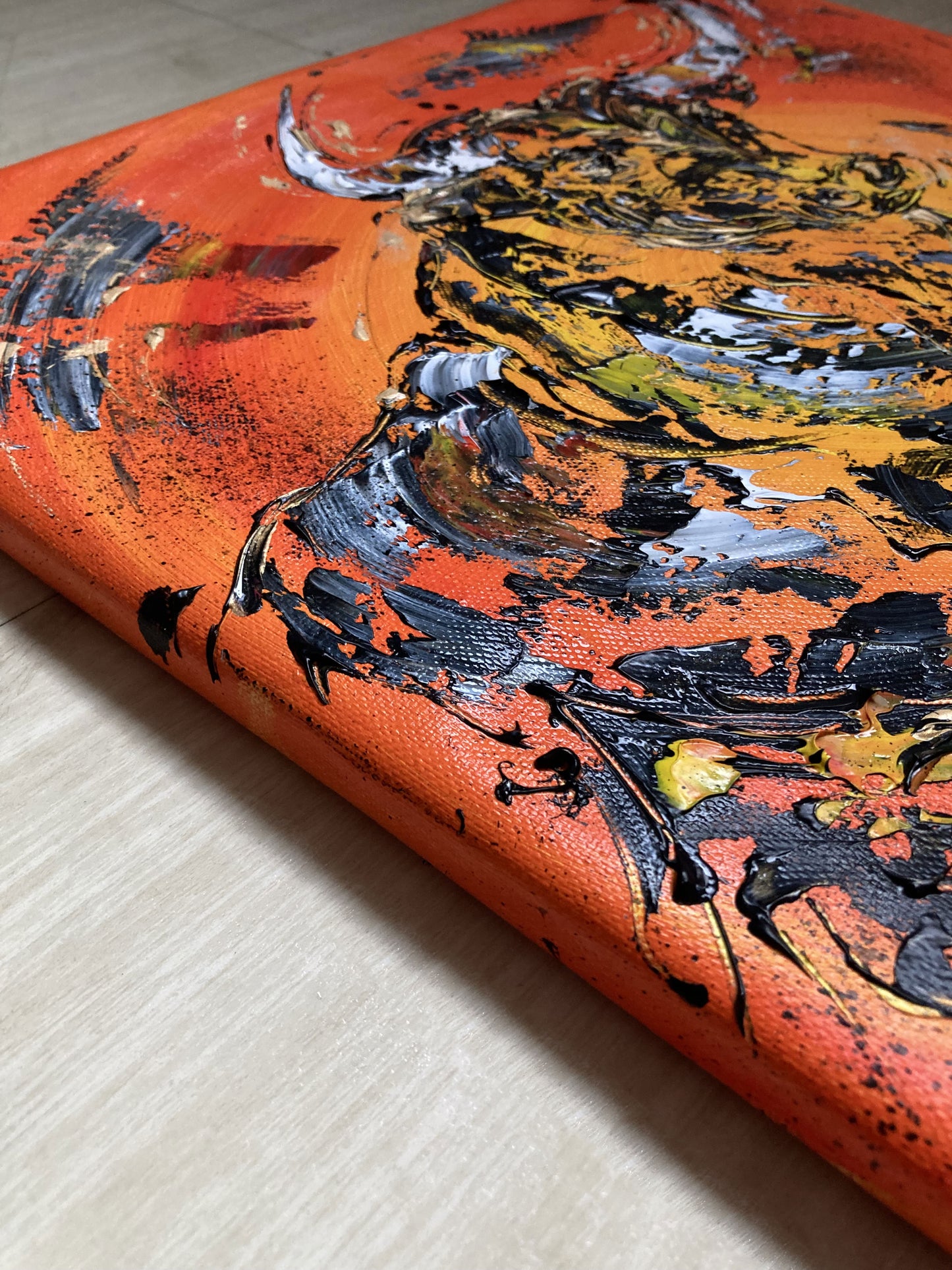 Tableau taureau fond soleil. Peinture sur toile 40x40cm. Détail toile. Peintre Virginie Linard ©.