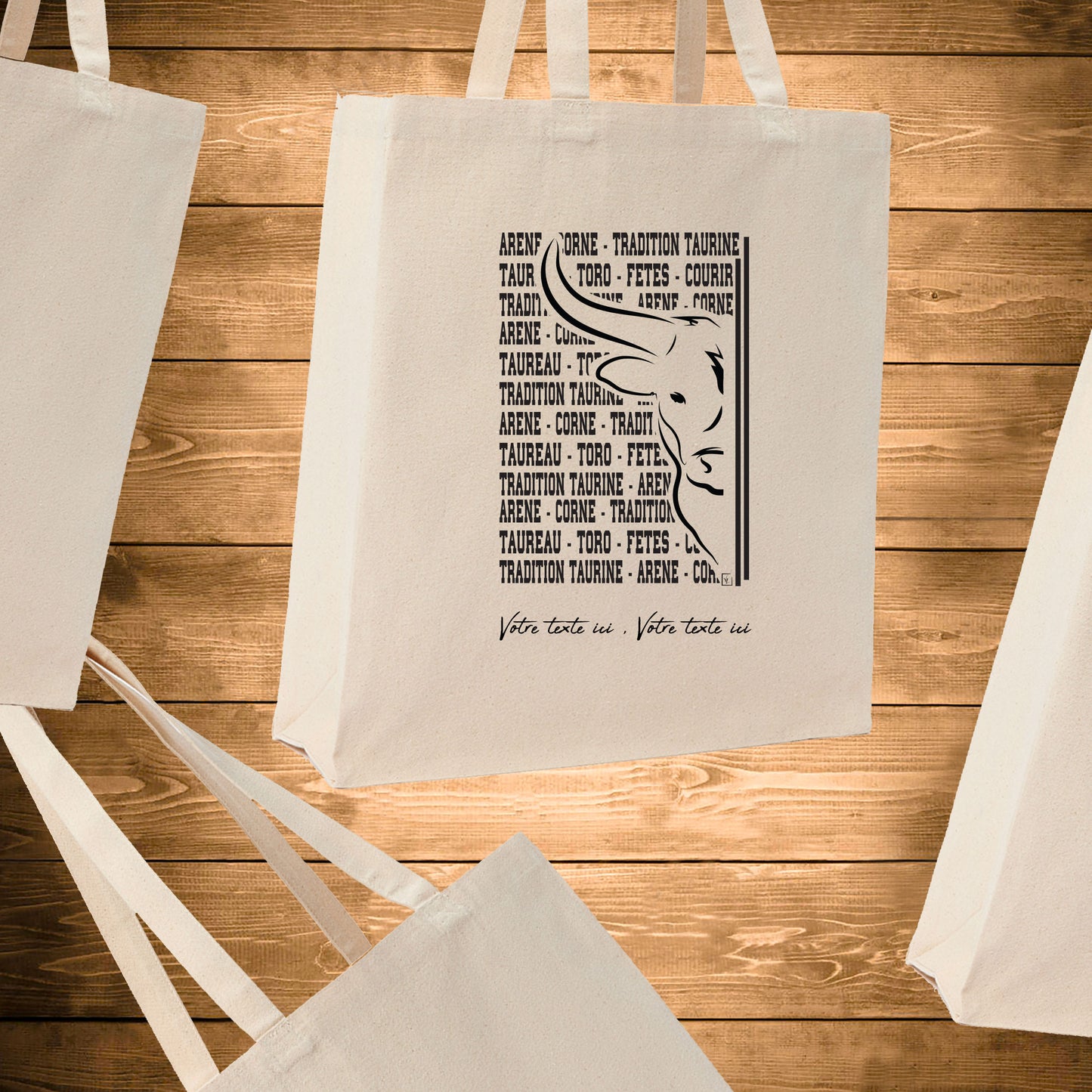 Taureaux Camargue Corrida Tauromachie, graphisme sur sac tote-bag 21 litres beige, à personnaliser avec un texte. Création Virginie Linard ©.