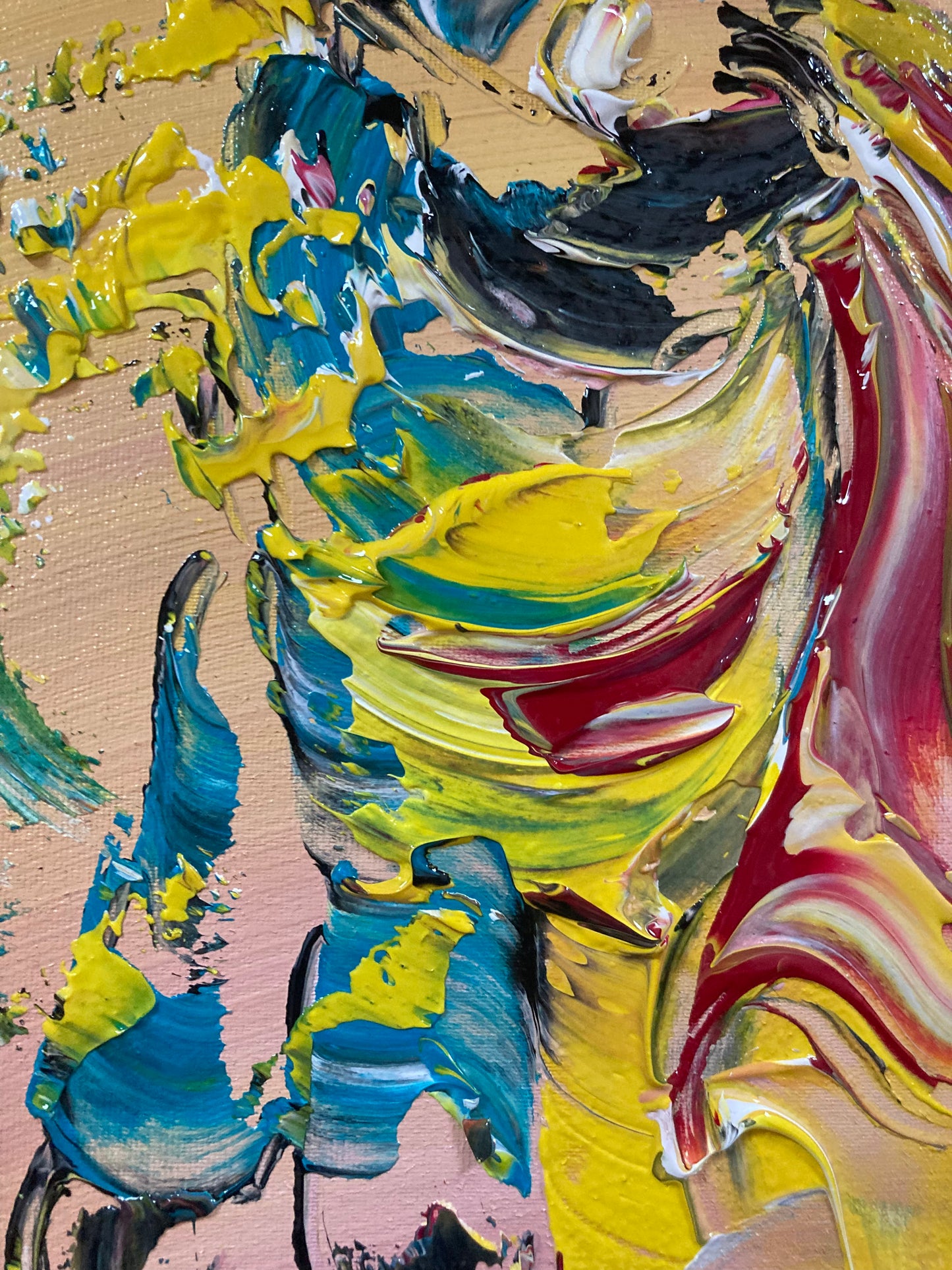 Tableau représentant une scène de corrida avec un toréro turquoise un taureau et une cape jaune et rose peinture sur toile de Virginie Linard © détail4