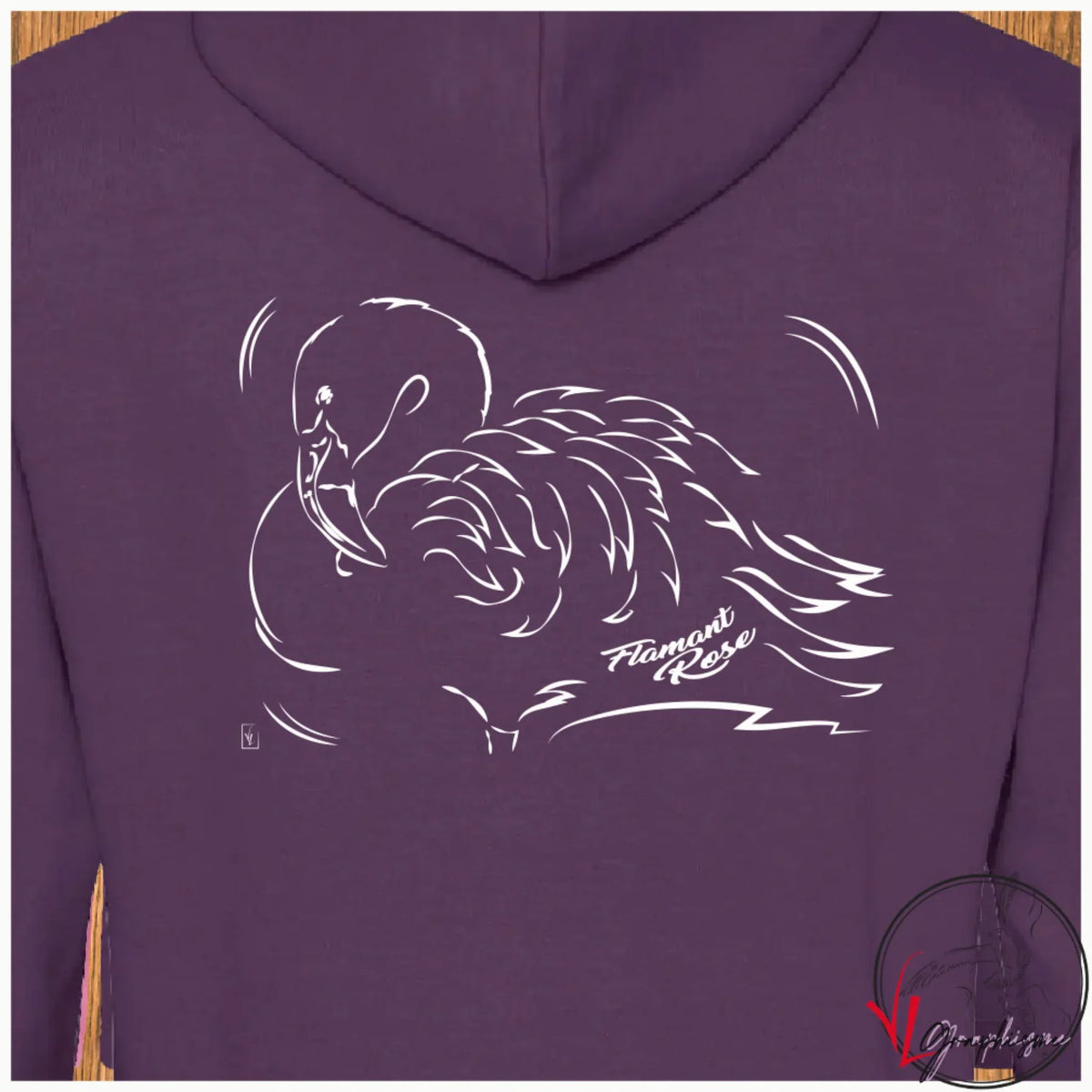 Idéal cadeau traditions camarguaises : t-shirts, bio, polos, vestes zippées, sweats et sacs cabas personnalisables illustrant flamants roses, arlésiennes, gardians, taureaux, abrivado et course camarguaise. A personnaliser. Virginie Linard ©.