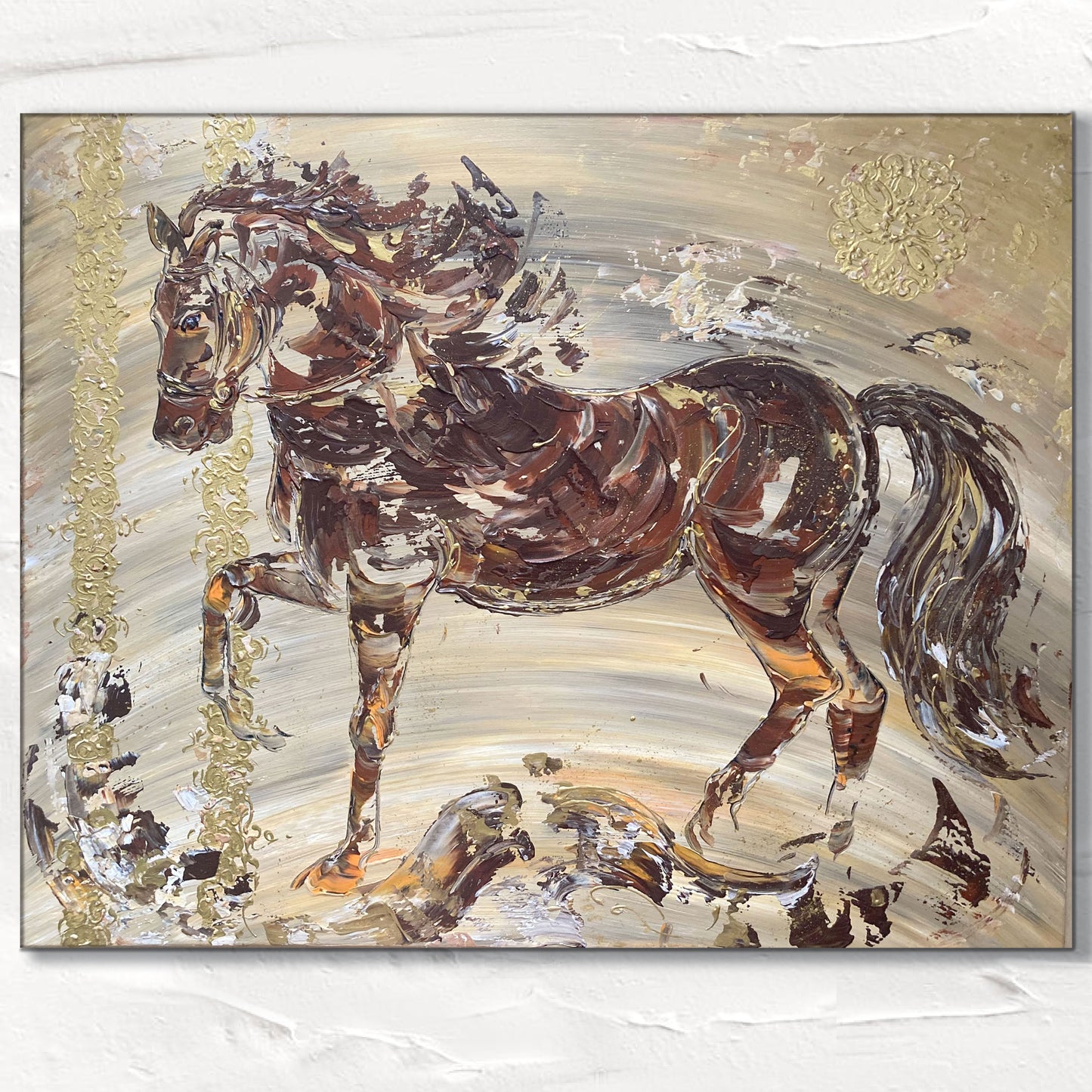 Tableau complet d'un cheval sur fond antique beige peinture Virginie Linard ©
