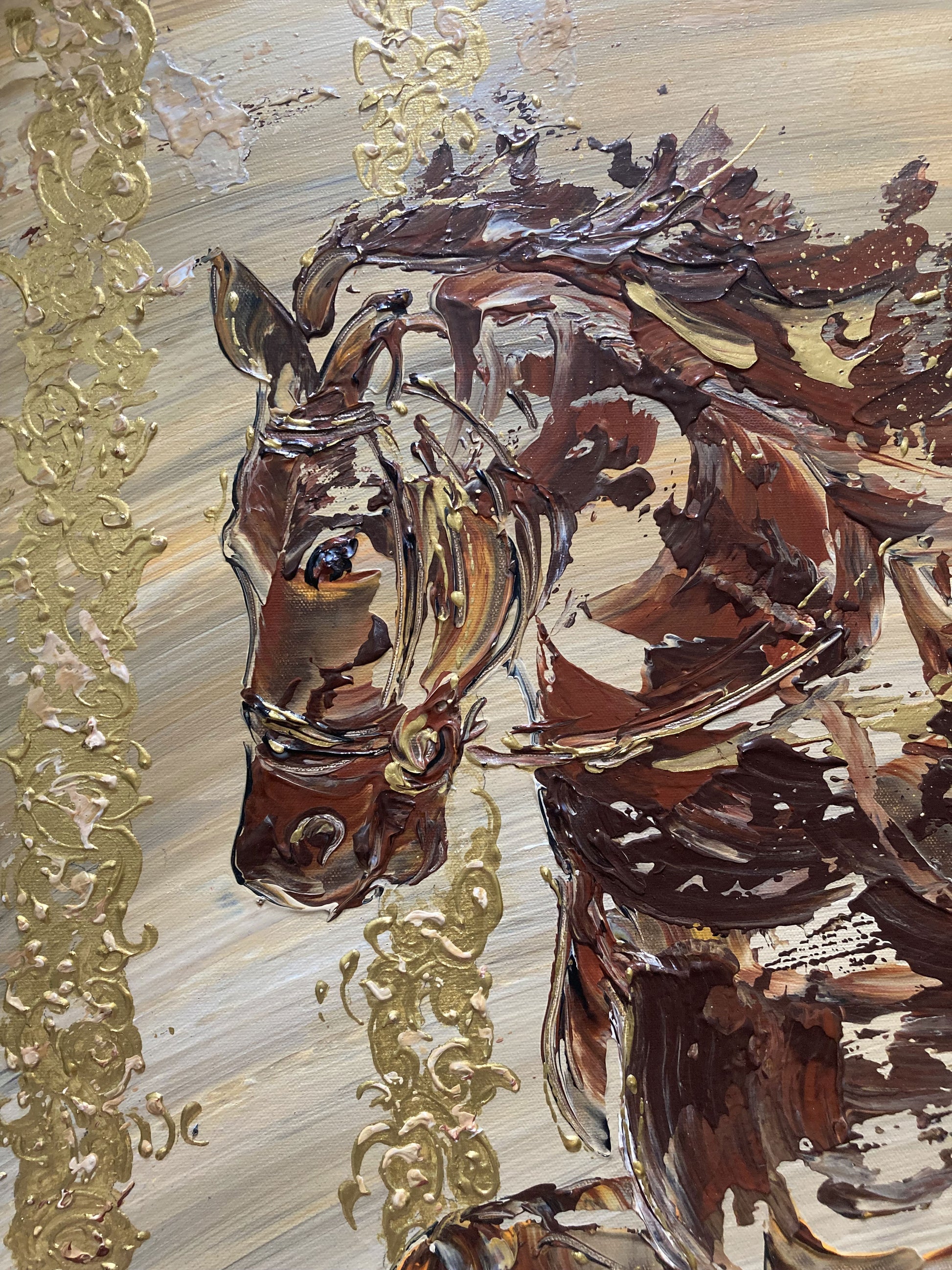 Vue de près de la peinture sur toile d'une tête d'un cheval d'un tableau  de Virginie Linard ©