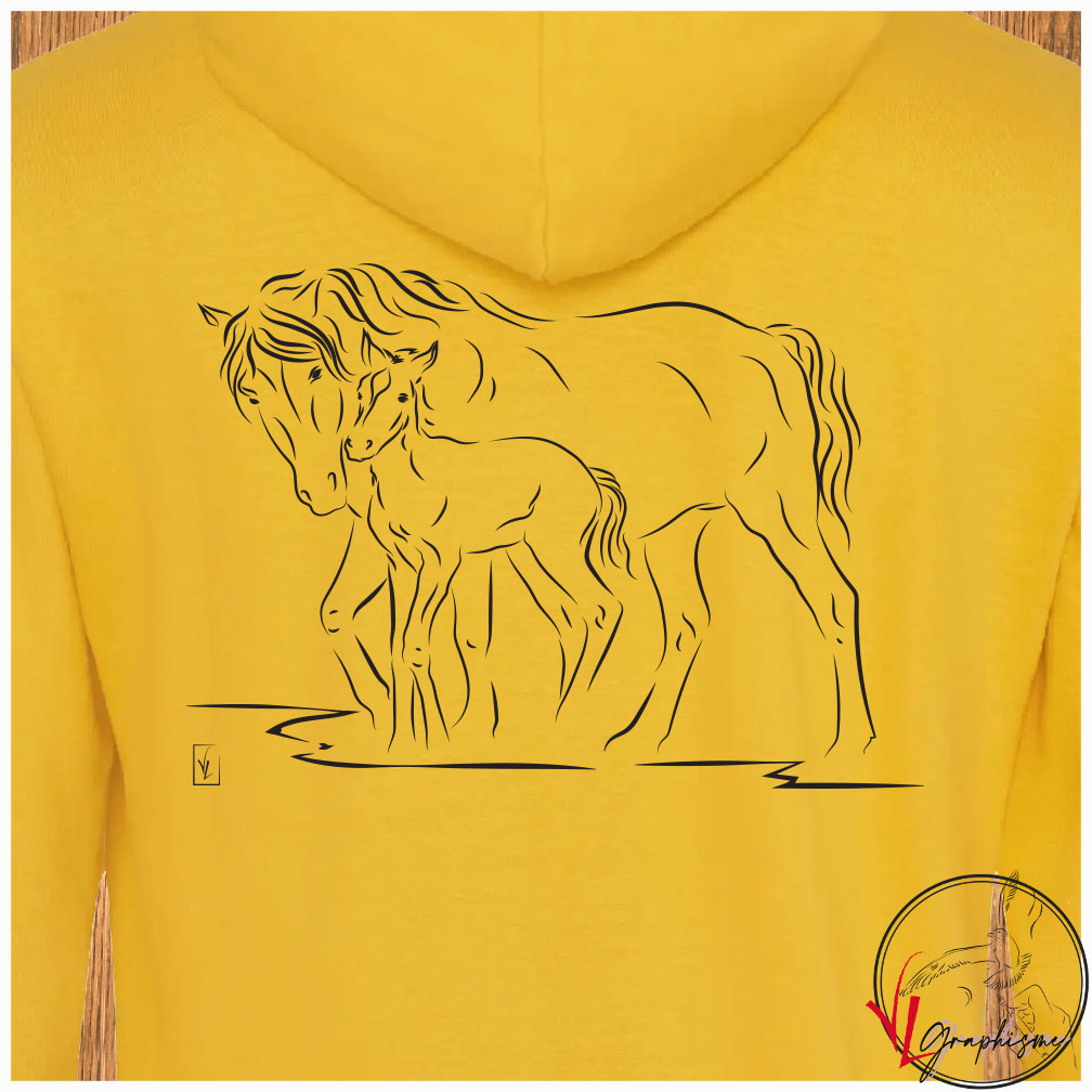 Jument et Poulain Sweat-shirt jaune personnalisé Création VLGraphisme Virginie Linard ©