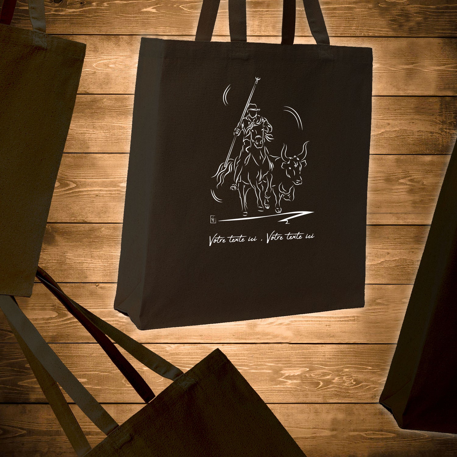 Graphisme Camargue Gardian et taureau sur sac cabas tote-bag noir. A personnaliser avec du texte. Création Virginie Linard ©.