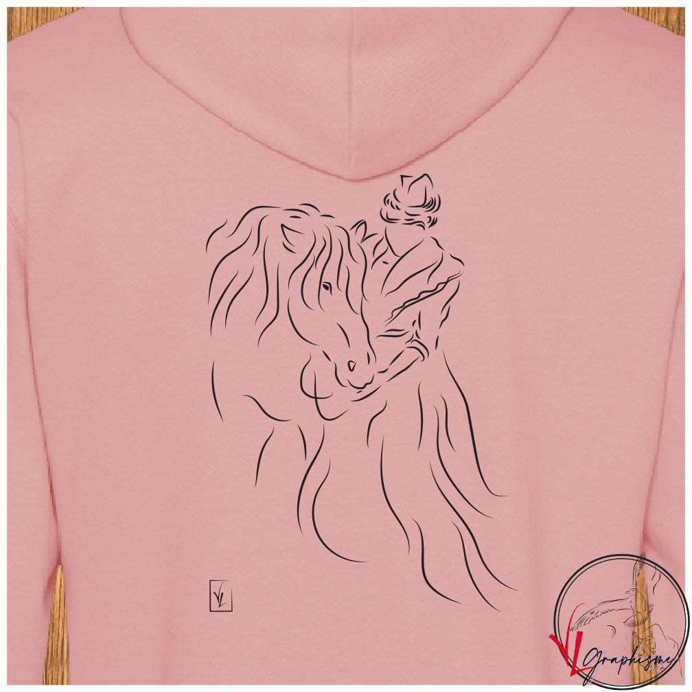 Arlésienne caressant un cheval Sweat couleur rose à personnaliser avec un texte côté cœur Graphisme Virginie Linard ©