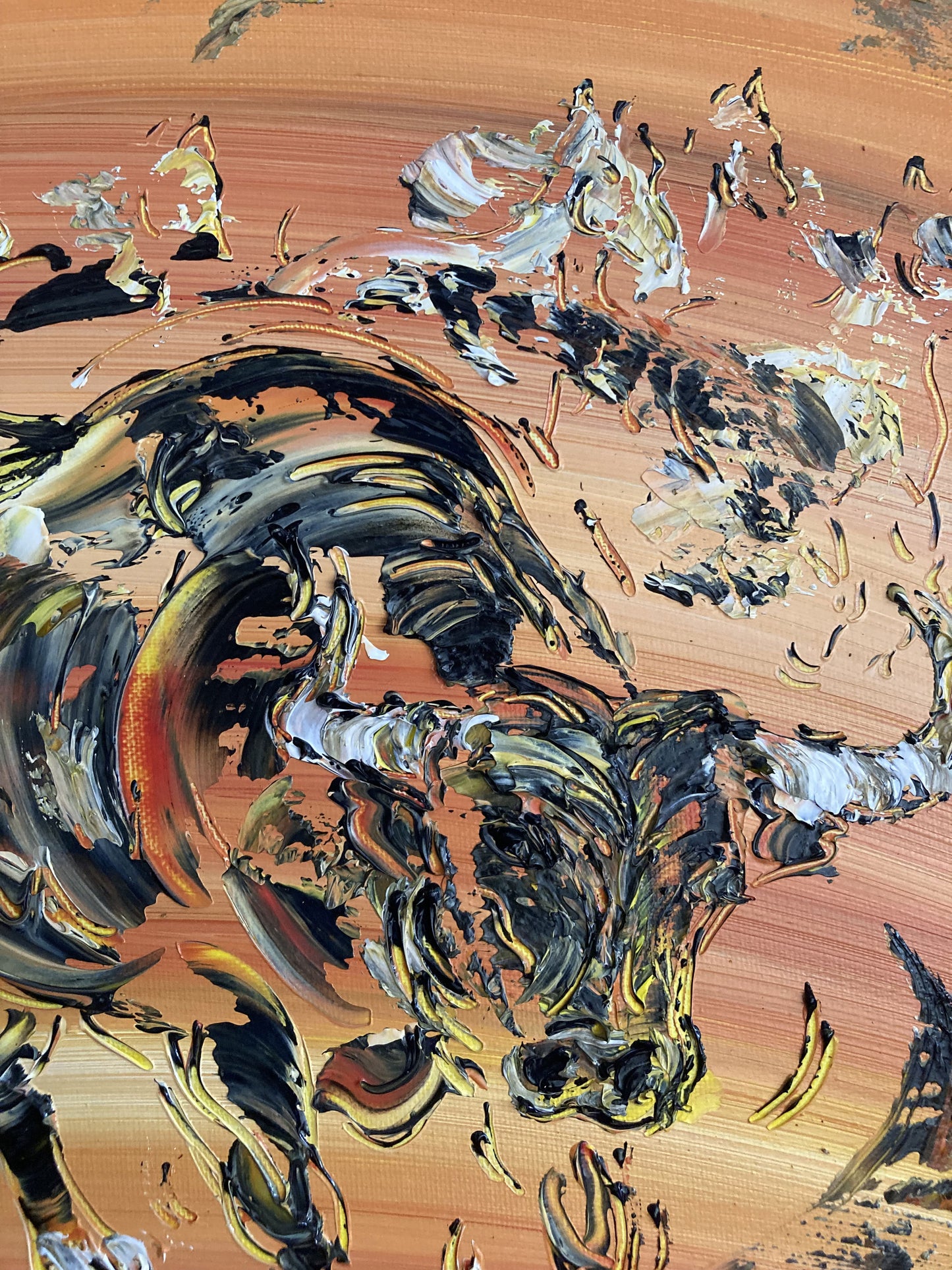 Tableau scène de Camargue avec un gardian sur son cheval et un Taureau. Peinture sur toile format 55x46cm. Abrivado. Création Virginie Linard ©.