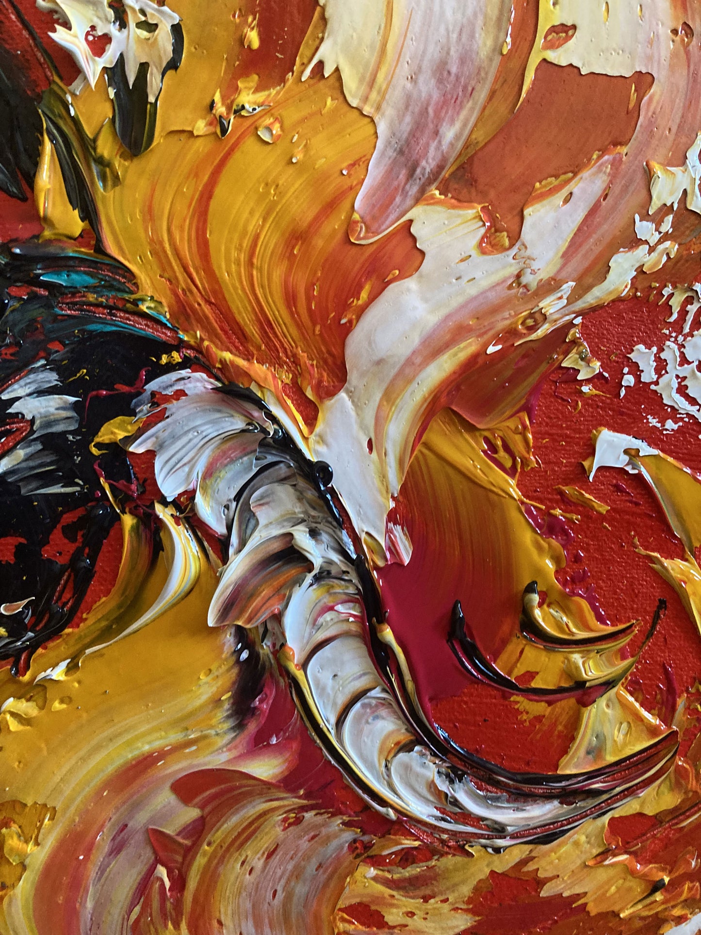 Tableau d'une scène de corrida , le fond est rouge, avec un toréro turquoise et un taureau qui fonce sur la cape  jaune, peinture sur toile de 55x46cm du peintre Virginie Linard ©. Détail1.