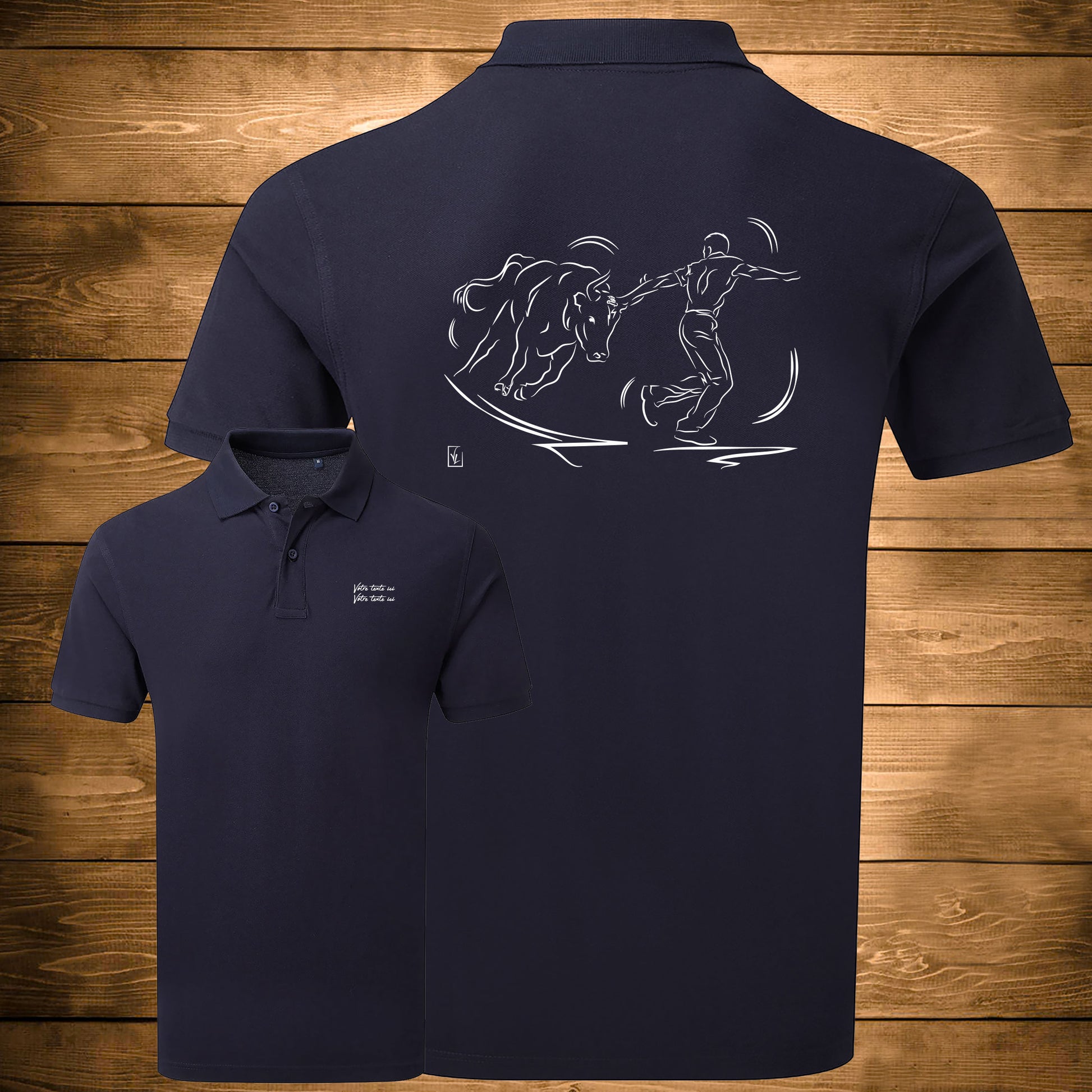 Course Camarguaise, raseteur et taureau cocardier Graphisme sur Polo 220g bleu homme à personnaliser avec du texte. Création Virginie Linard ©.