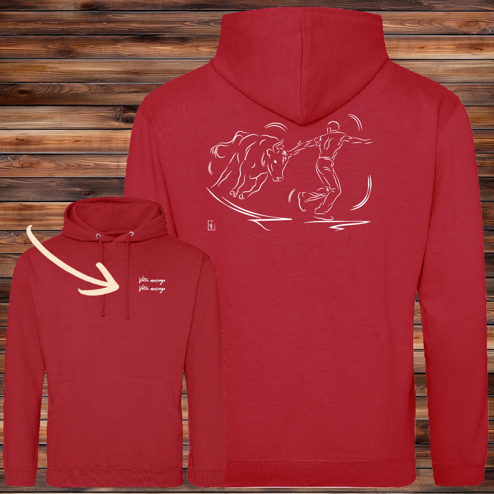 Course Camarguaise, raseteur et taureau vachette Graphisme sur Sweat-shirt 280g unisexe rouge à personnaliser avec du texte. Création Virginie Linard ©.