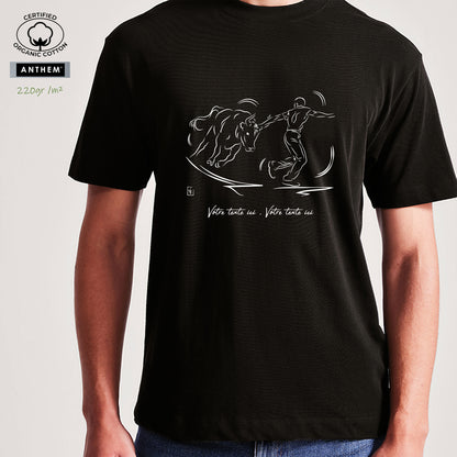 Course Camarguaise, raseteur et taureau vachette Graphisme sur T-shirt biologique épais 220g unisexe noir à personnaliser avec du texte. Création Virginie Linard ©.
