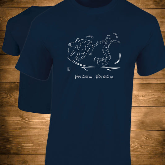 Course Camarguaise Le raseteur s'empare de la cocarde Graphisme sur T-shirt bleu homme à personnaliser avec du texte. Création Virginie Linard ©.