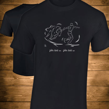 Course Camarguaise Le raseteur s'empare de la cocarde Graphisme sur T-shirt noir homme à personnaliser avec du texte. Création Virginie Linard ©.