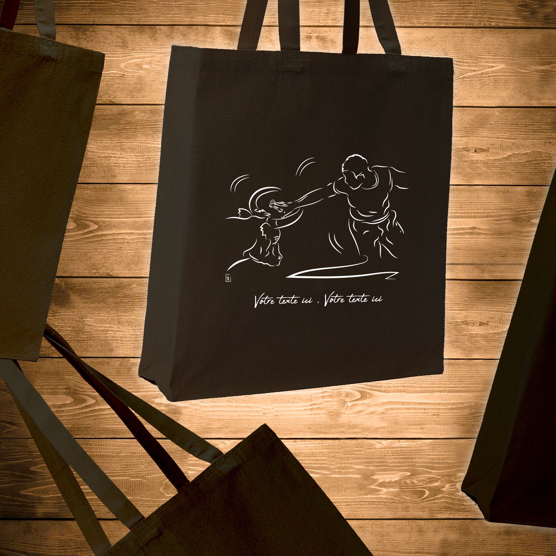 Course Camarguaise, raseteur et taureau vachette Graphisme sur sac tote-bag noir à personnaliser avec un texte. Création Virginie Linard ©.