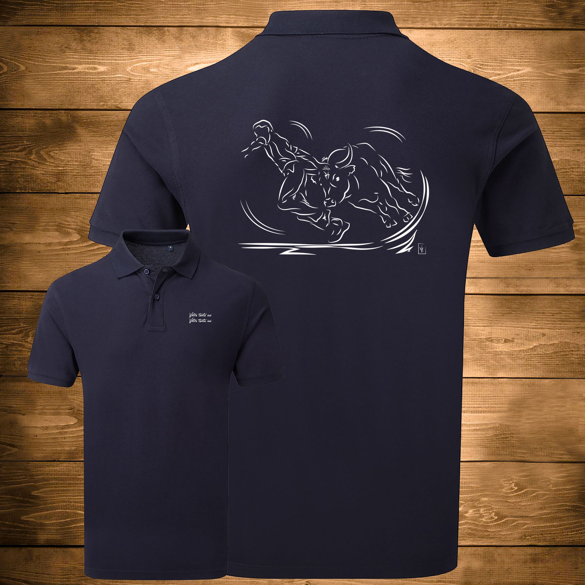 Course Camarguaise, raseteur et taureau cocardier Graphisme sur Polo 220g bleu homme à personnaliser avec du texte. Création Virginie Linard ©.