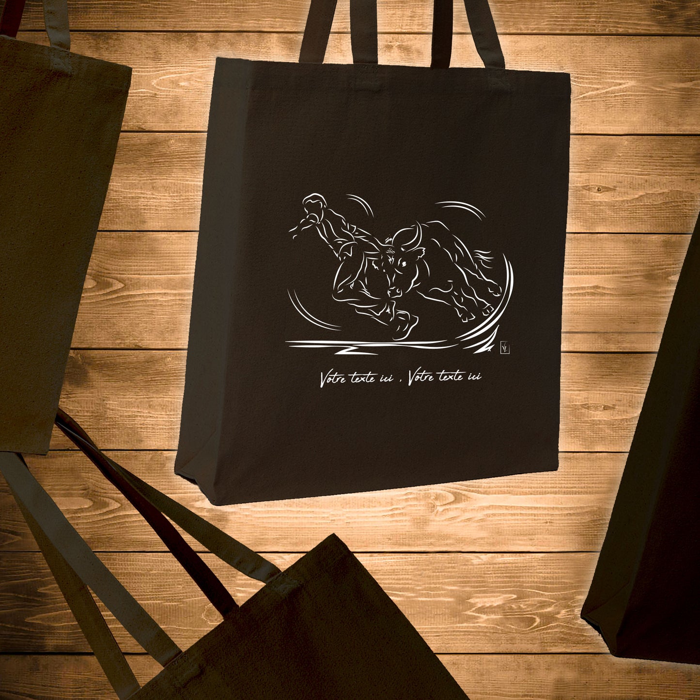 Course Camarguaise, raseteur et taureau vachette Graphisme sur sac tote-bag noir à personnaliser avec un texte. Création Virginie Linard ©.