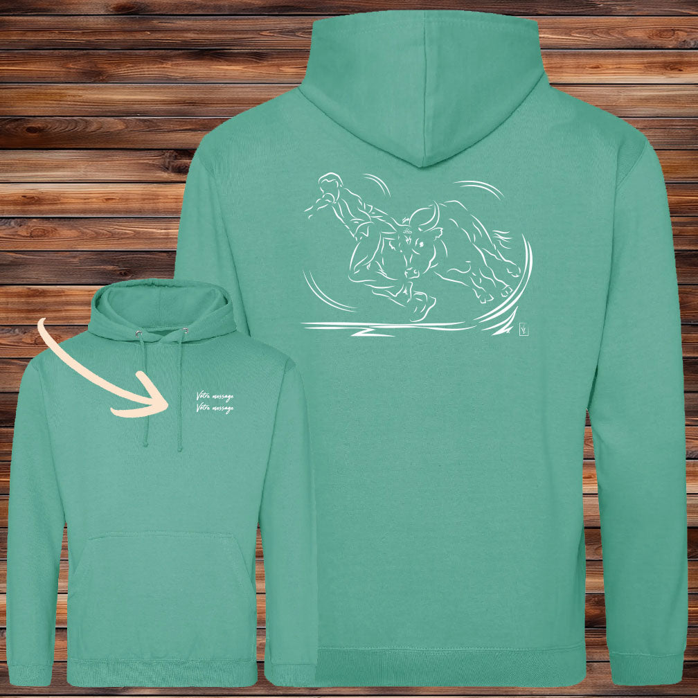 Course Camarguaise, raseteur et taureau vachette Graphisme sur Sweat-shirt 280g unisexe vert à personnaliser avec du texte. Création Virginie Linard ©.