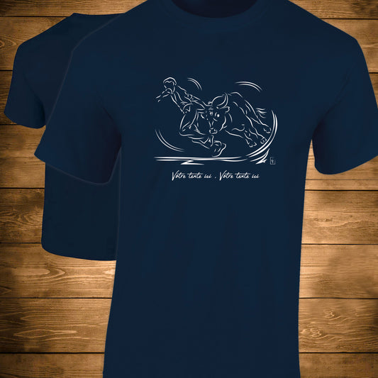 Course Camarguaise Le saut du raseteur suivi du cocardier Graphisme sur T-shirt bleu homme à personnaliser avec du texte. Création Virginie Linard ©.