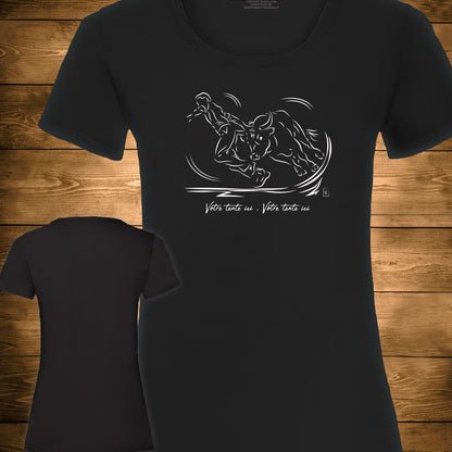 Course Camarguaise Le saut du raseteur suivi du cocardier Graphisme sur T-shirt noir femme à personnaliser avec du texte. Création Virginie Linard ©.