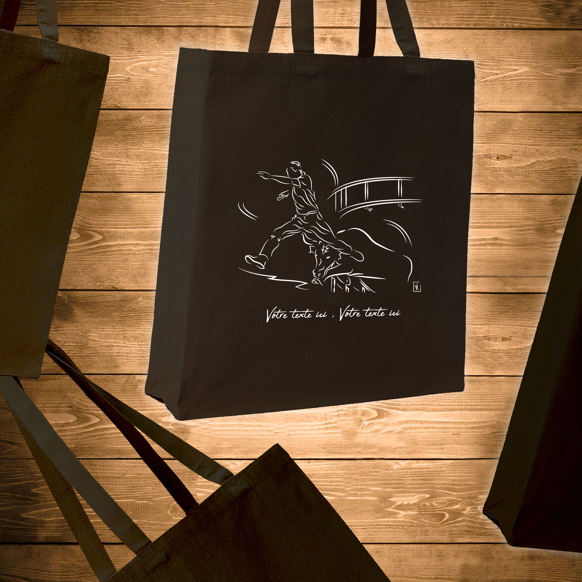 Course Camarguaise, raseteur et taureau vachette Graphisme sur sac tote-bag noir à personnaliser avec un texte. Création Virginie Linard ©.