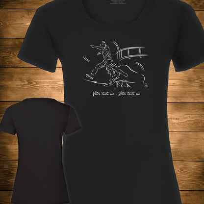 Course Camarguaise Le saut du raseteur suivi du cocardier Graphisme sur T-shirt noir femme à personnaliser avec du texte. Création Virginie Linard ©.