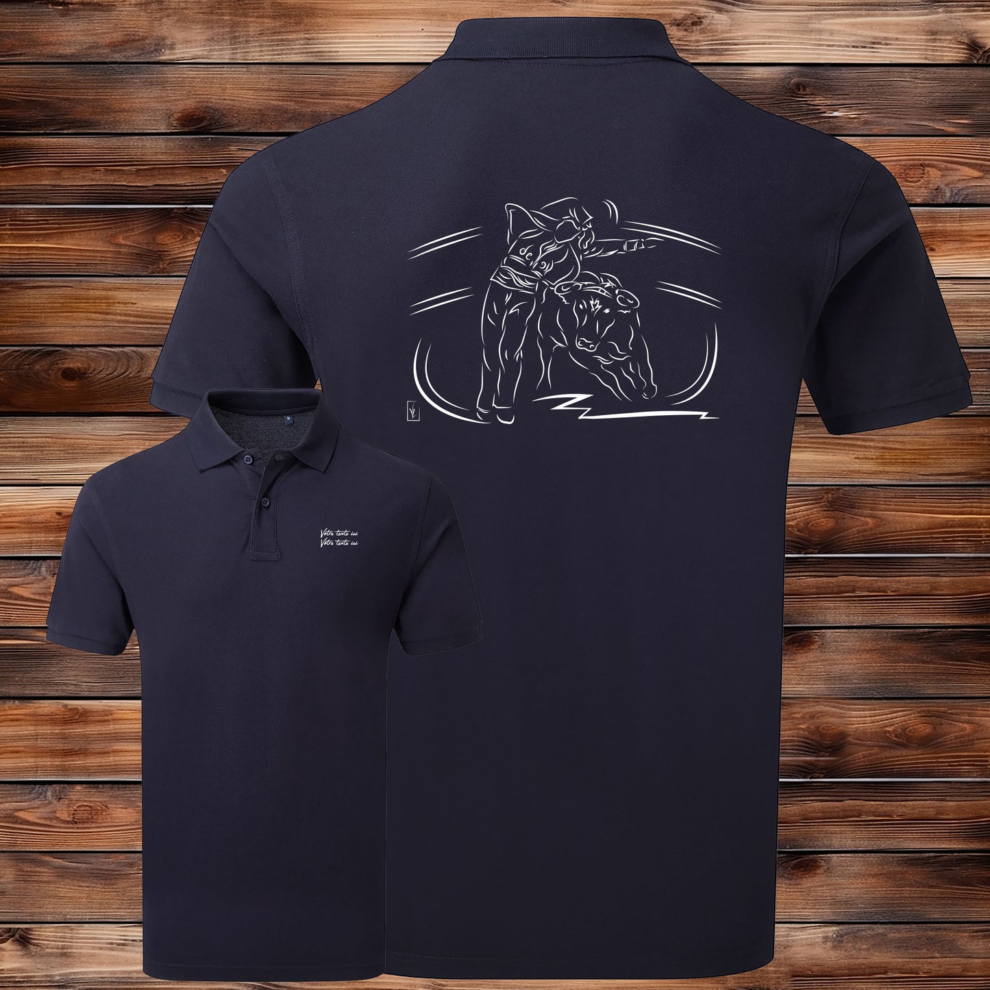 Course landaise, écarteur et vache sauvage Graphisme sur Polo 220g bleu homme à personnaliser avec du texte. Création Virginie Linard ©.