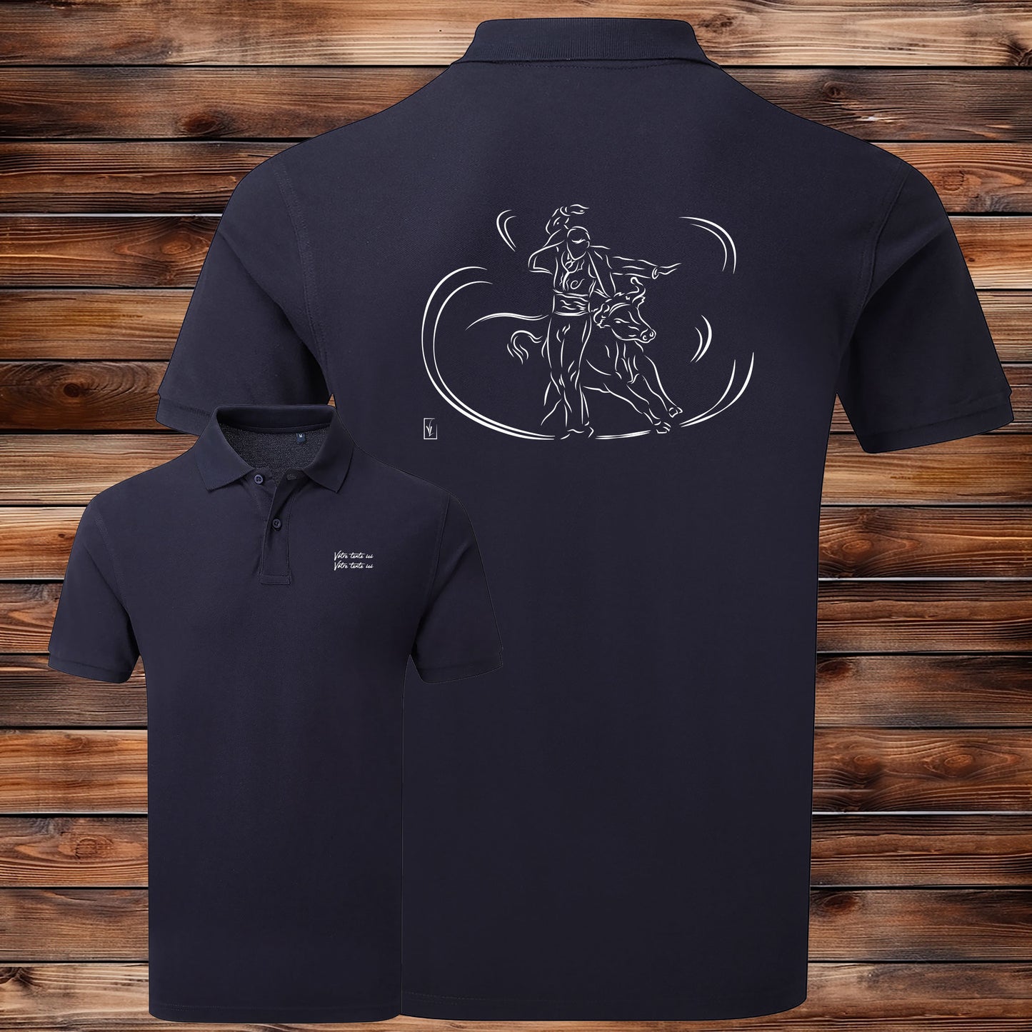 Course landaise, écarteur et vache sauvage Graphisme sur Polo 220g bleu homme à personnaliser avec du texte. Création Virginie Linard ©.