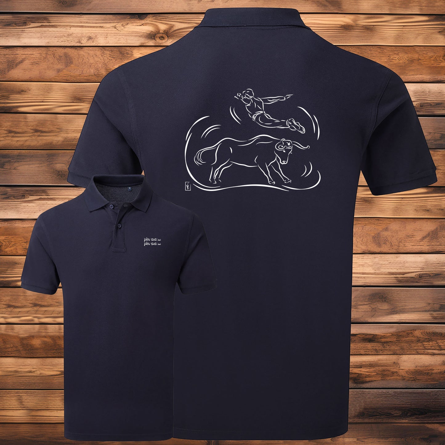 Course landaise, sauteur et vache sauvage Graphisme sur Polo 220g bleu homme à personnaliser avec du texte. Création Virginie Linard ©.