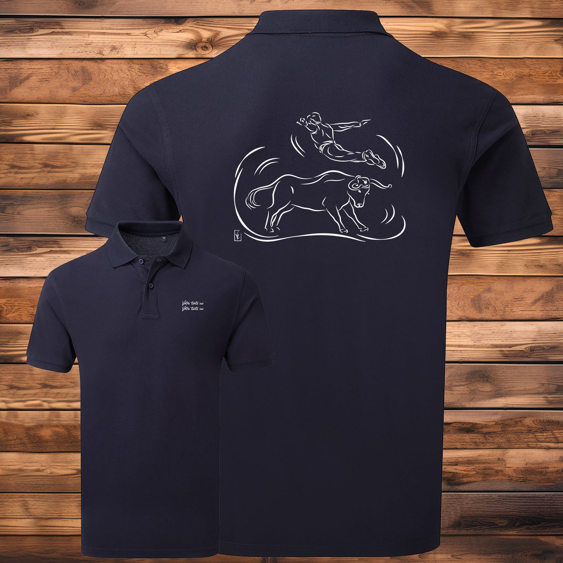Course landaise, sauteur et vache sauvage Graphisme sur Polo 220g bleu homme à personnaliser avec du texte. Création Virginie Linard ©.