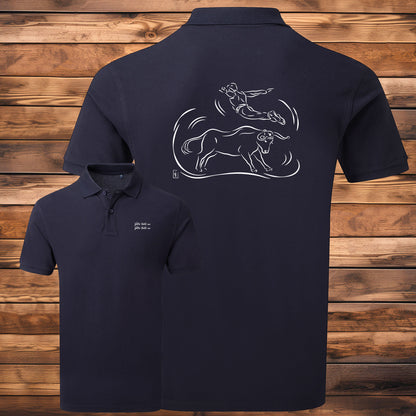 Course landaise, sauteur et vache sauvage Graphisme sur Polo 220g bleu homme à personnaliser avec du texte. Création Virginie Linard ©.