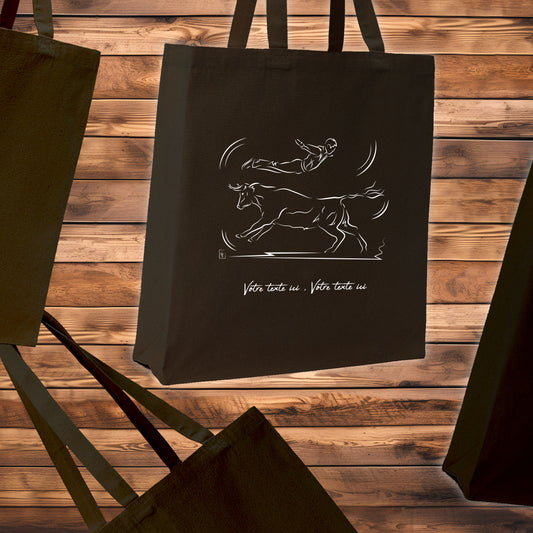 Course Landaise, sauteur et vache sauvage taureau. Graphisme sur sac tote-bag noir à personnaliser avec un texte. Création Virginie Linard ©.