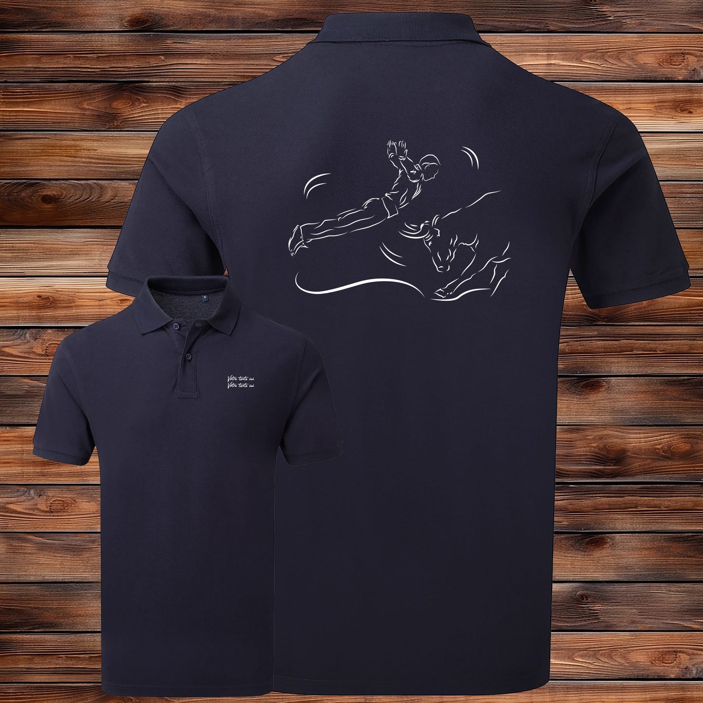 Course landaise, sauteur et vache sauvage Graphisme sur Polo 220g bleu homme à personnaliser avec du texte. Création Virginie Linard ©.