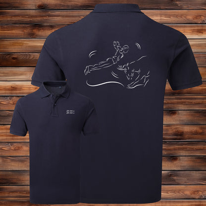 Course landaise, sauteur et vache sauvage Graphisme sur Polo 220g bleu homme à personnaliser avec du texte. Création Virginie Linard ©.