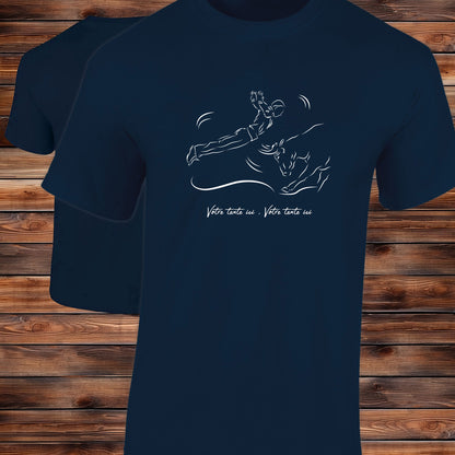 Course landaise, sauteur face à vache taureau Graphisme sur T-shirt bleu homme à personnaliser avec du texte. Création Virginie Linard ©.