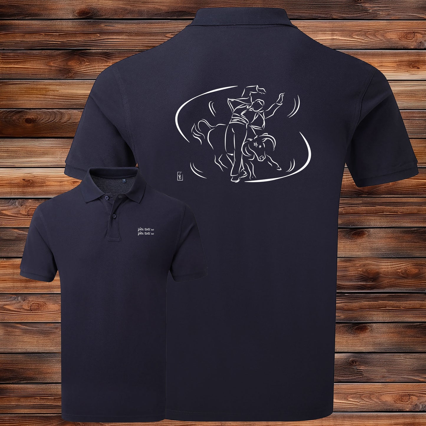 Course landaise, écarteur et vache sauvage Graphisme sur Polo 220g bleu homme à personnaliser avec du texte. Création Virginie Linard ©.