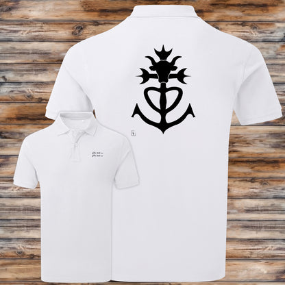 Croix de Camargue, taureau, graphisme sur polo blanc homme à personnaliser avec du texte. Création Virginie Linard ©.