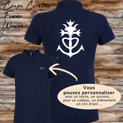 Croix de Camargue, taureau, graphisme sur polo bleu femme à personnaliser avec du texte. Création Virginie Linard ©.
