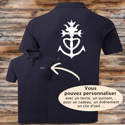 Croix de Camargue, taureau, graphisme sur polo bleu homme à personnaliser avec du texte. Création Virginie Linard ©.