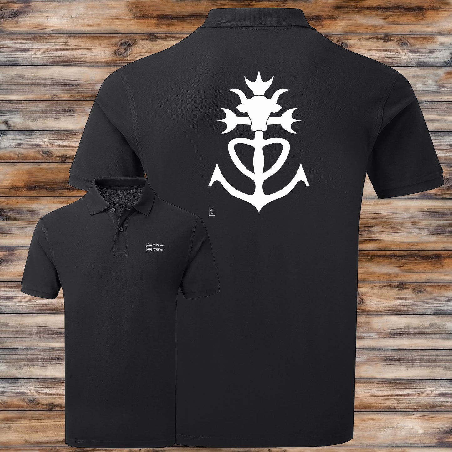 Croix de Camargue, taureau, graphisme sur polo noir homme à personnaliser avec du texte. Création Virginie Linard ©.