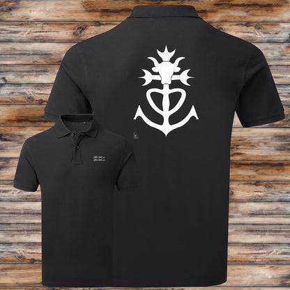 Croix de Camargue, taureau, graphisme sur polo noir homme à personnaliser avec du texte. Création Virginie Linard ©.