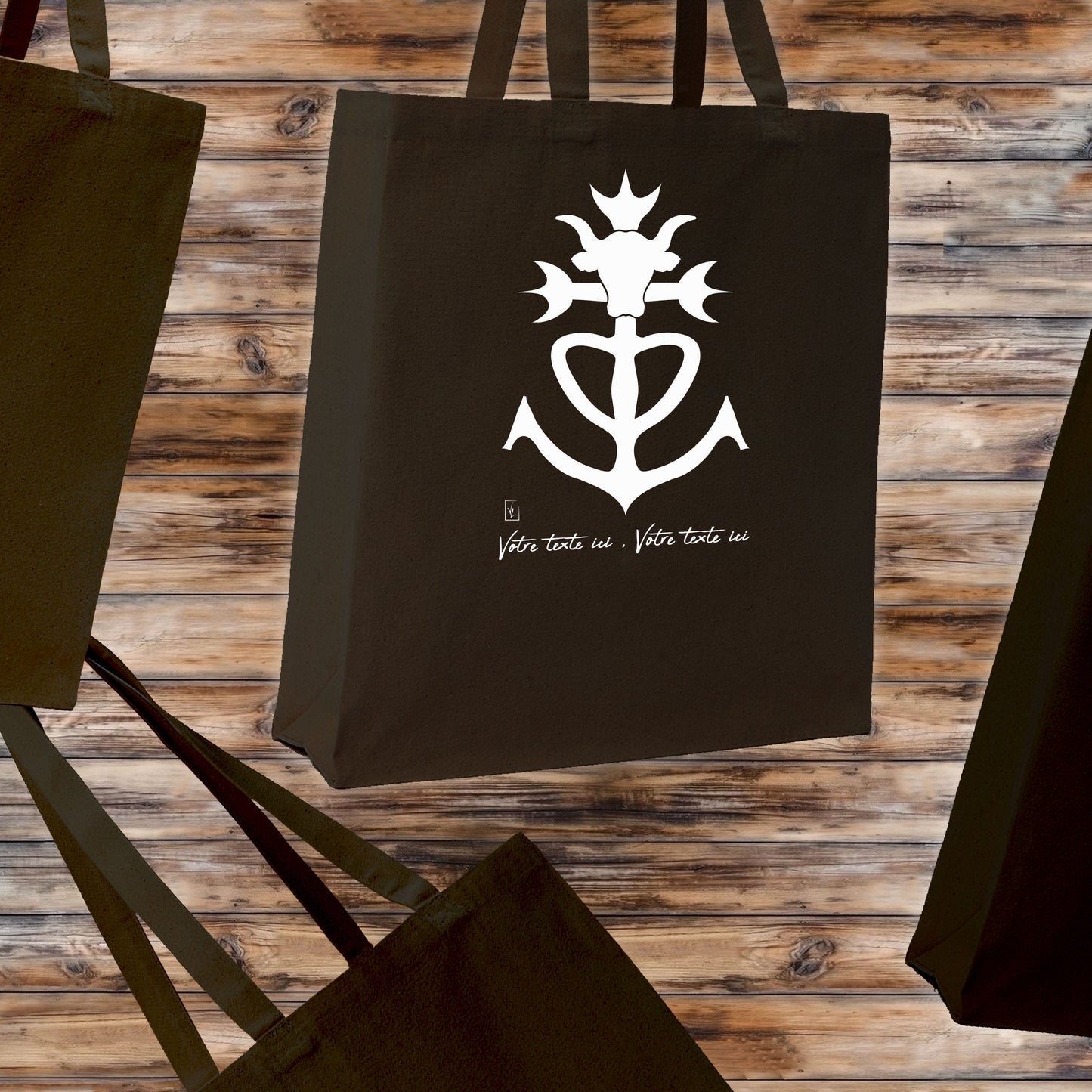 Taureaux Camargue Croix de Camargue, graphisme sur sac tote-bag 21 litres noir, à personnaliser avec un texte. Création Virginie Linard ©.