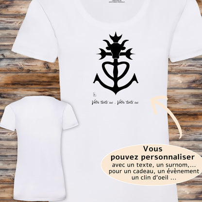 T-shirt blanc femme avec un graphisme croix de Camargue à personnaliser avec un texte. Création Virginie Linard ©.